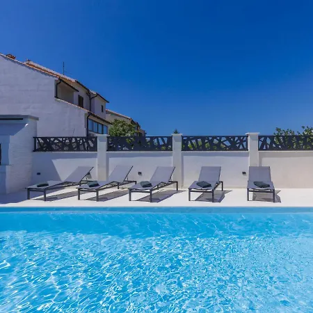 펜션 Enka By Interhome 풀라