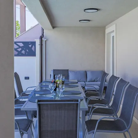 Semesterbostad Enka By Interhome Pula
